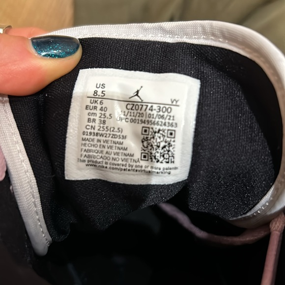 Never worn Jordan 1 Mid (Dutch Green) Women’s Sneaker - Size 8.5 - Picture 4 of 6